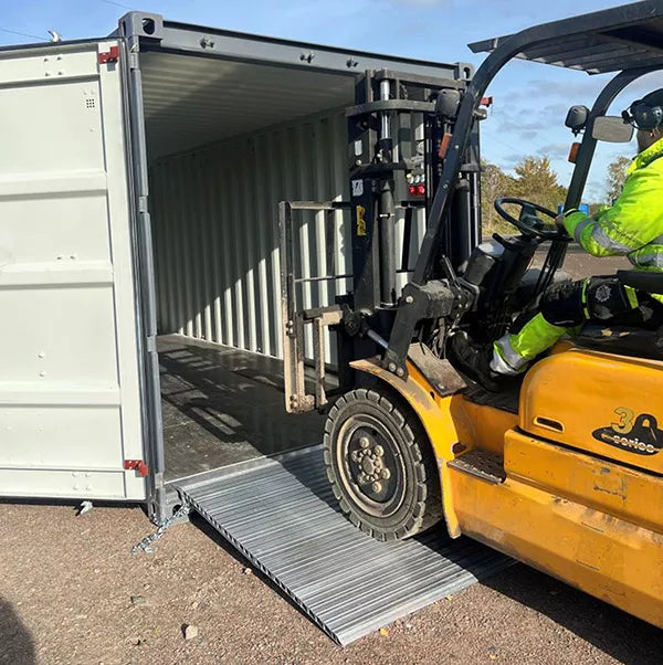 Containerrampe – Breite 2200 mm – Länge 1560 mm – Max. Belastung 1 t – Höhenunterschied 100 bis 159 mm